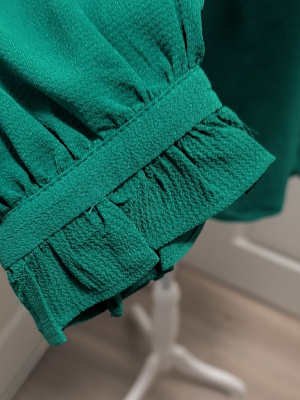 CeCe- Size L Emerald Green Ruffle Tie-Neck Blouse NWT - Picture 4 of 15